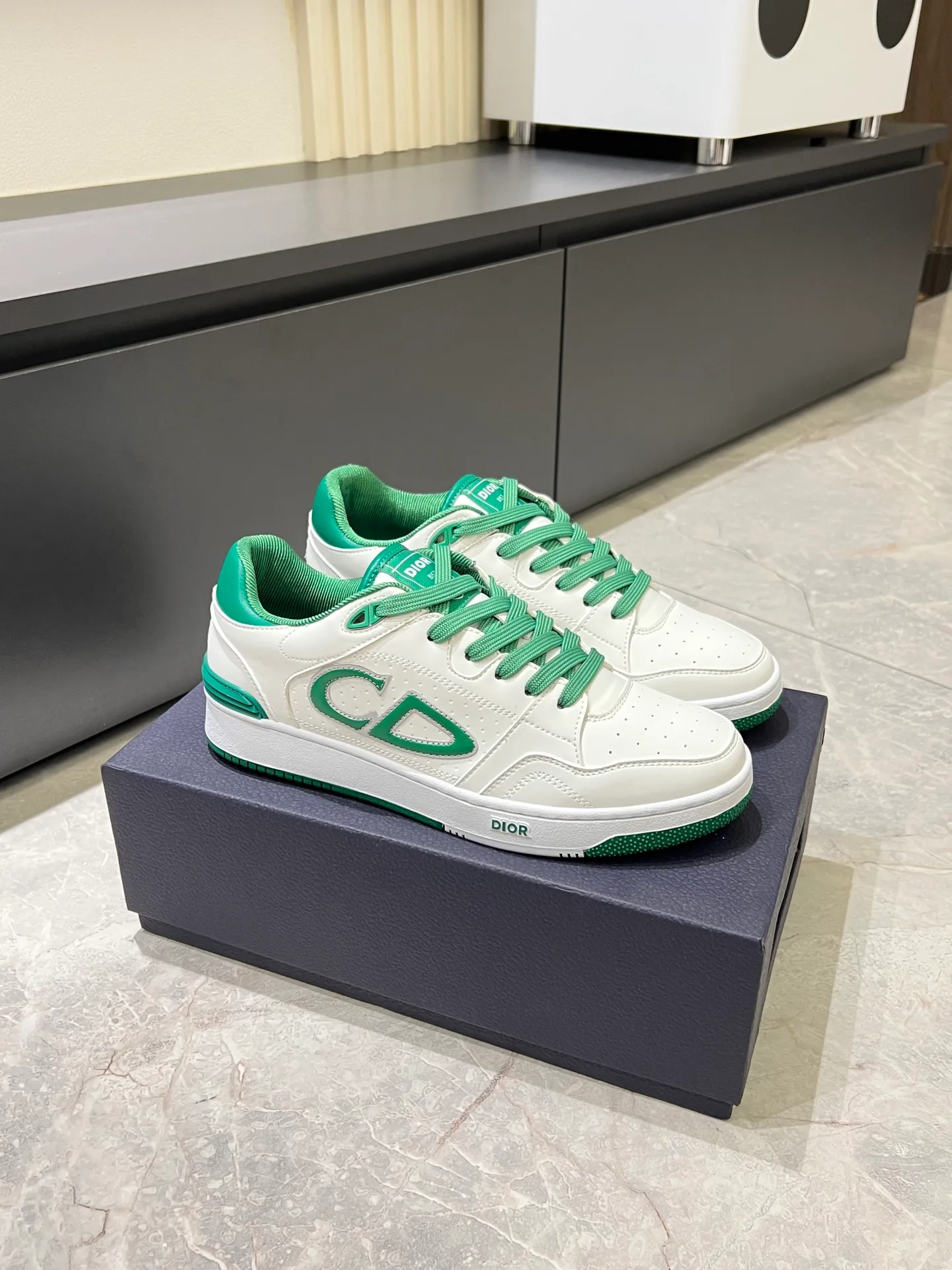 Men's shoes 💰p440 "Dio*" mid-top B27 casual sneakers. This B27 high-top sneaker is a new product in the series and continues Di*r's classic style. Crafted from gray and white smooth calf leather with beige and black Oblique print panels on the sides. The "CD Icon" shaped shoelace eyelets are clever and delicate, and the two-color rubber sole, rear collar and heel are all equipped with the brand's iconic details to enhance the style. Oblique printed straps at the ankle allow for an adjustable fit to complement the overall design. Fashionable and versatile, it can complement any look. Create an exquisite design with unique dynamic vitality and modern atmosphere, presented in low-top and high-top styles. This new must-have shoe adds a new dimension to Dior's archive heritage, embodying modern elegance. Purchase the original version and make it 1:1. If you need top quality, please come to me! Male 38-44!